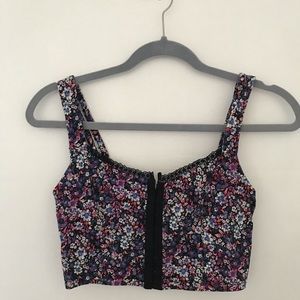 The cutest cropped top in a size small 🌸🖤
